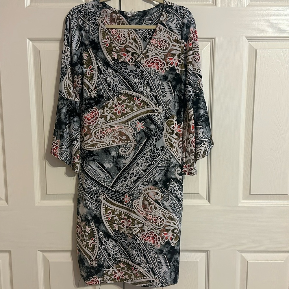 Women’s vneck multi colored floral beautiful with flare arms midi dress size lg
